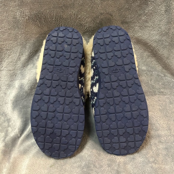 Women’s Ugg blue heart slip Ons size 5 - Picture 8 of 8